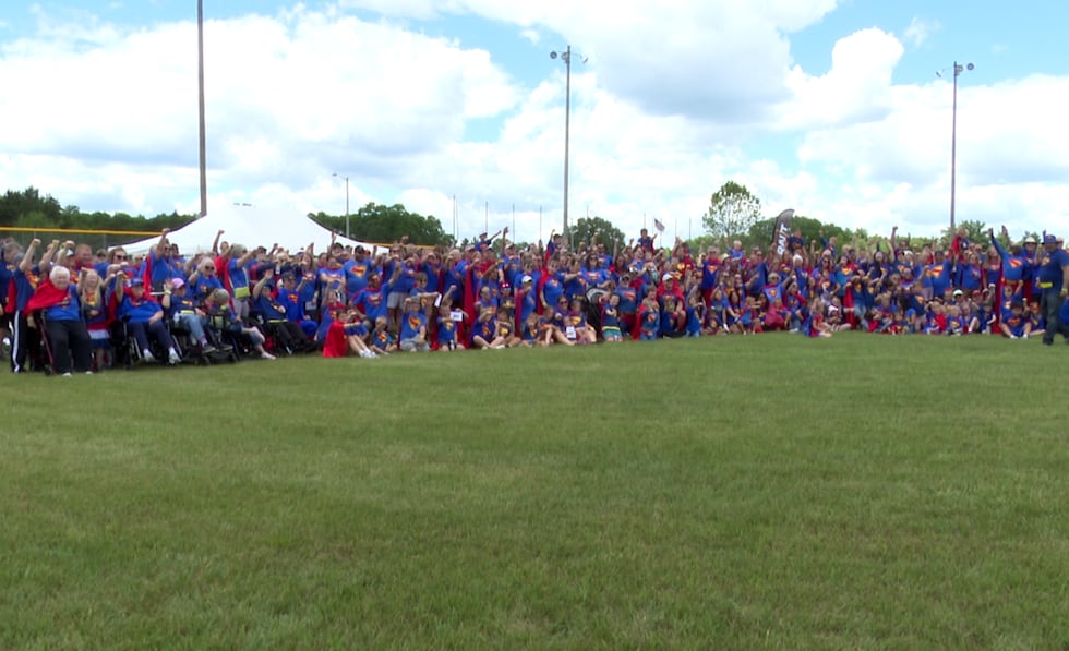 Hundreds dressed as Superman as Hamburg Family Fun Fest attempts Superman world record