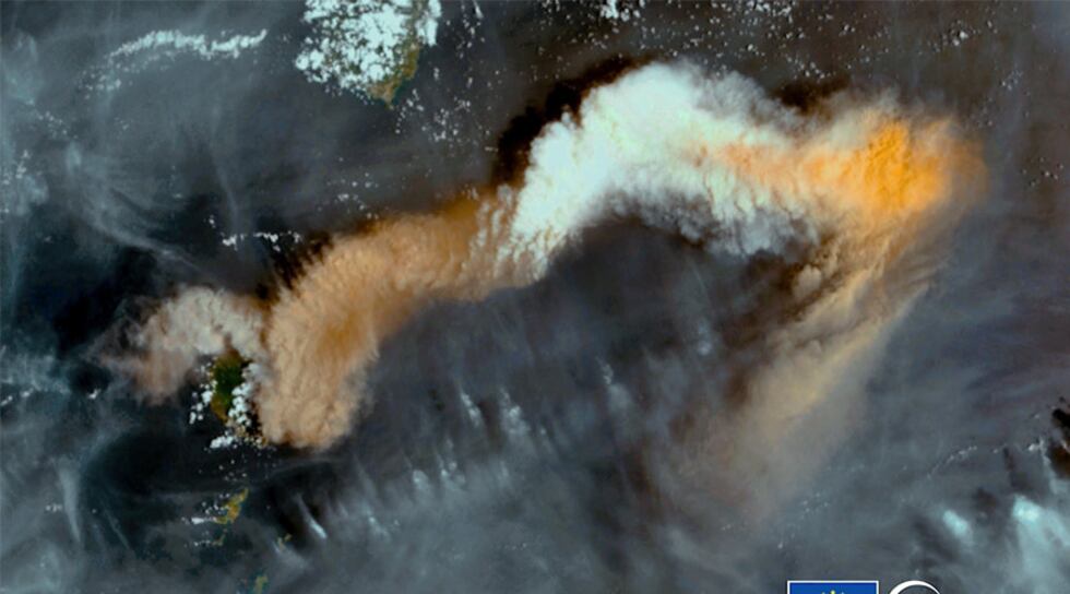 ‘Huge’ explosion rocks St. Vincent as volcano keeps erupting