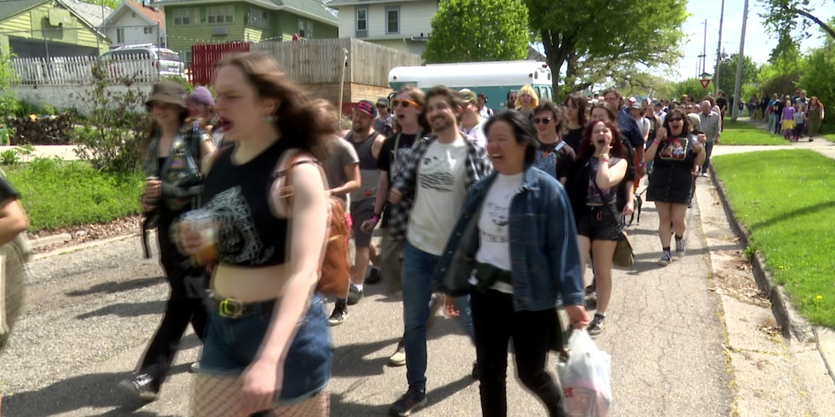 Desfile de Abertura do Stoopfest Reúne Comunidade em Lansing Desfile de Abertura do Stoopfest Reúne Comunidade em Lansing